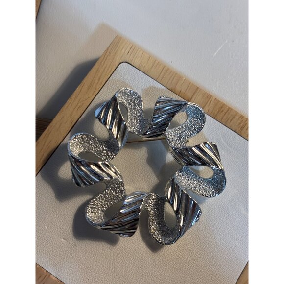 Vintage Silver-Tone Textured & Ribbed Brooch Pin With Wavy Openwork Design - Picture 7 of 8